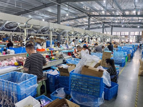 從無(wú)班可接到年銷千萬(wàn),95后廠二代在拼多多重塑義烏小商品產(chǎn)業(yè)